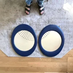 Miroir mural ovale années 1970 skaï bleu