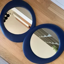 Miroir mural ovale années 1970 skaï bleu