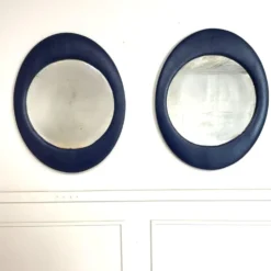 Miroir mural ovale années 1970 skaï bleu