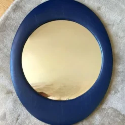 Miroir mural ovale années 1970 skaï bleu