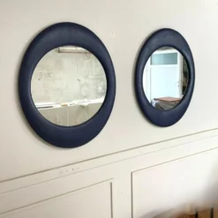 Miroir mural ovale années 1970 skaï bleu