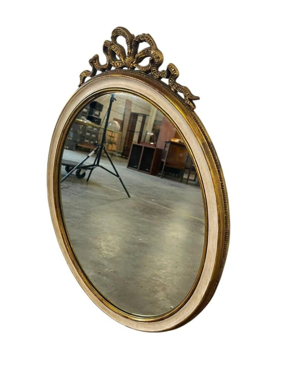 Miroir mural ovale baroque vintage à décor de noeud