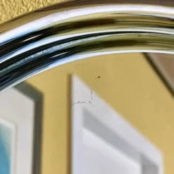 Miroir mural ovale de style mid-century avec cadre en métal chromé, années 1970