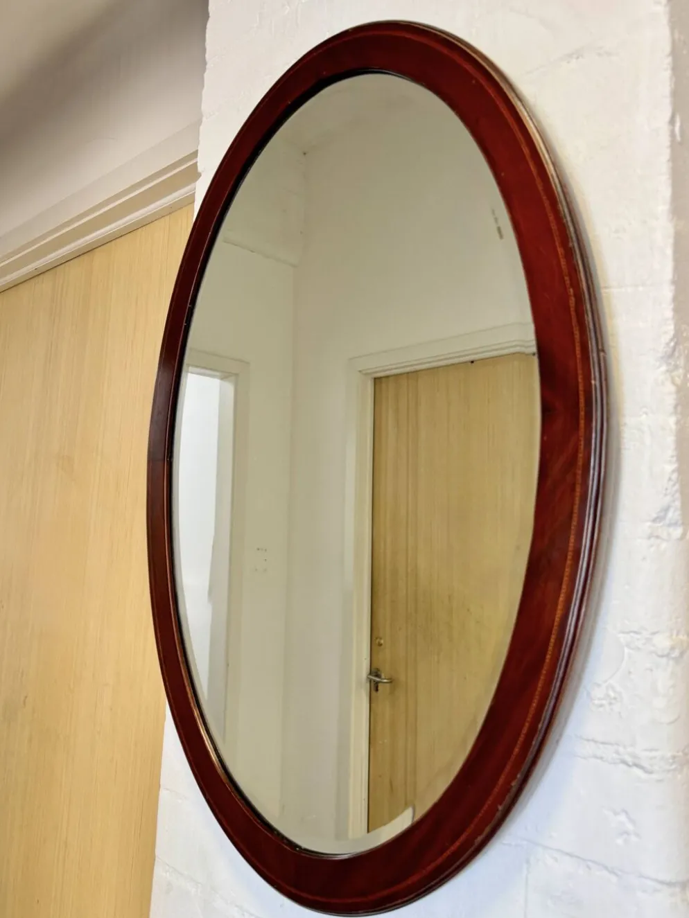 Miroir mural ovale en acajou ancien