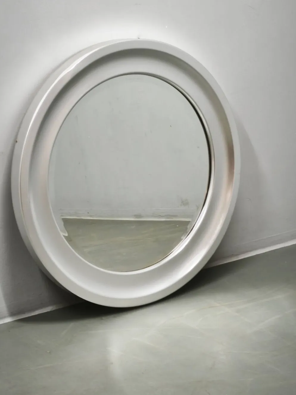 Miroir mural rond italien des années 1970 avec cadre argenté