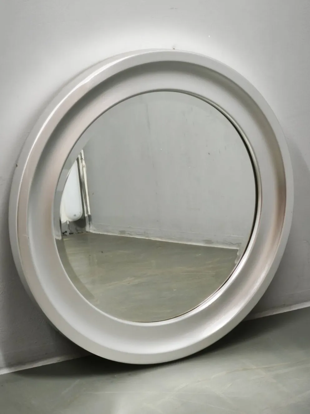 Miroir mural rond italien des années 1970 avec cadre argenté