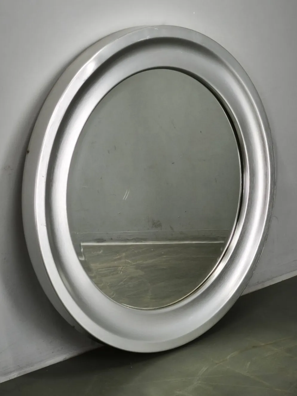 Miroir mural rond italien des années 1970 avec cadre argenté