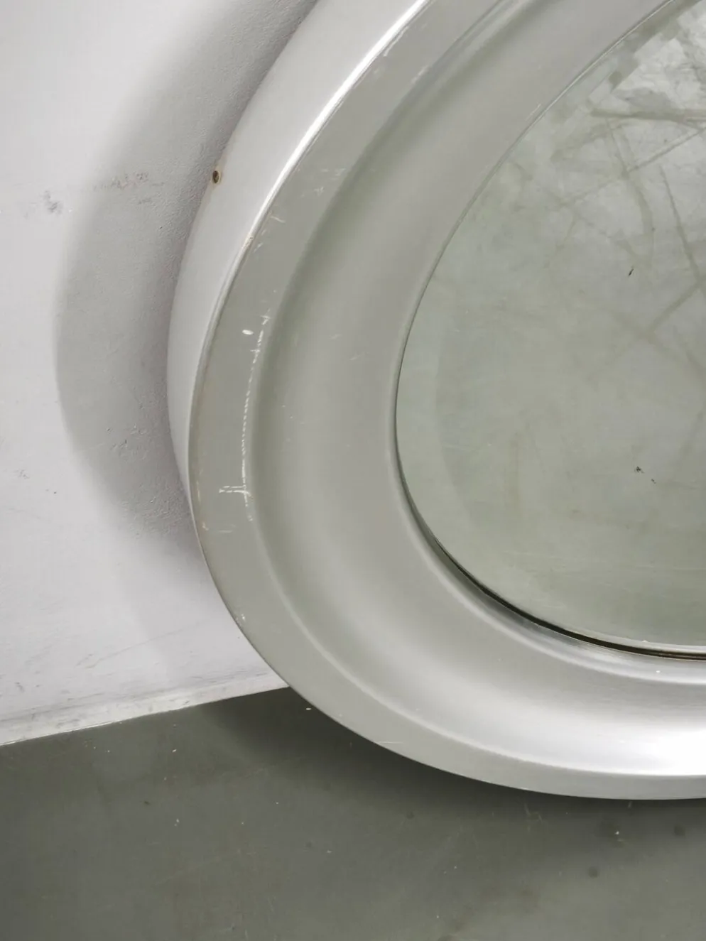 Miroir mural rond italien des années 1970 avec cadre argenté