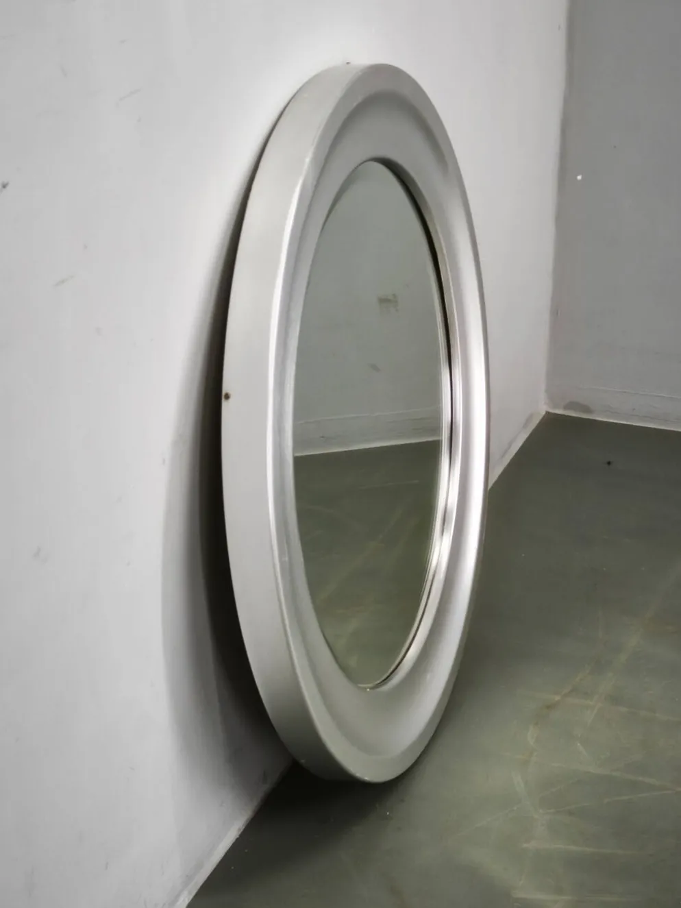 Miroir mural rond italien des années 1970 avec cadre argenté