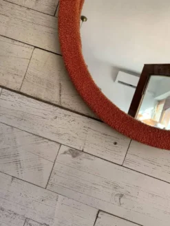 Miroir mural rond orange corail en bois recouvert de tissu - style Mid‑Century, 1950s