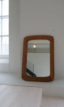 Miroir mural sculptural moderne du milieu du siècle en chêne teinté, verre, Glas & Trä 1959