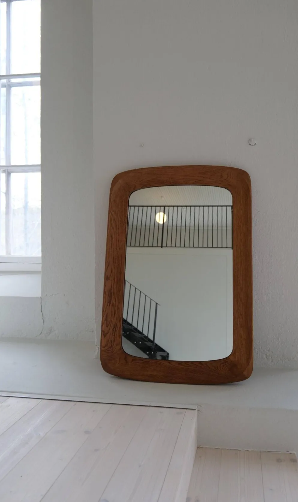 Miroir mural sculptural moderne du milieu du siècle en chêne teinté, verre, Glas & Trä 1959