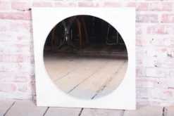 Miroir mural tchèque des années 70 avec cadre en bois.