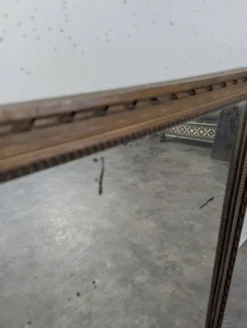 Miroir Napoléon III à cadre en bois sculpté et doré
