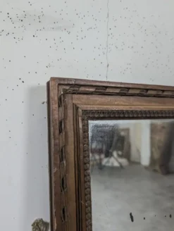 Miroir Napoléon III à cadre en bois sculpté et doré