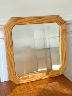 Miroir octogonal en bois clair et nervuré