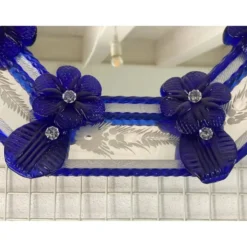 Miroir octogonal en verre de Murano italien élégant avec détails floraux bleus sculptés.