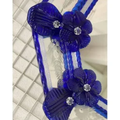 Miroir octogonal en verre de Murano italien élégant avec détails floraux bleus sculptés.