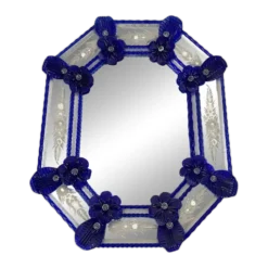 Miroir octogonal en verre de Murano italien élégant avec détails floraux bleus sculptés.