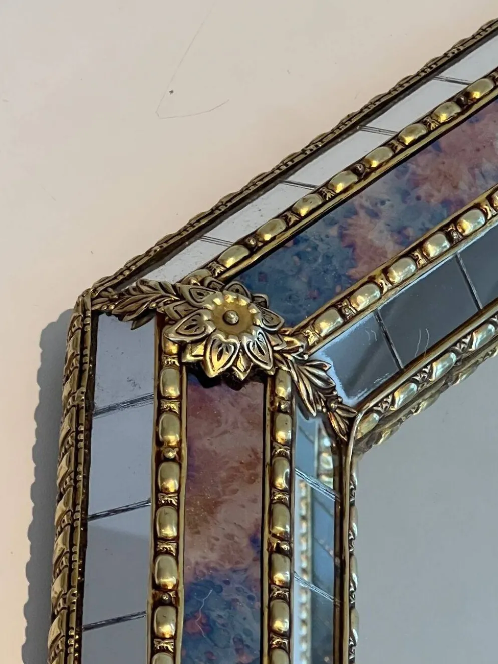 Miroir Octogonal à Facettes et Guirlandes de Laiton — Travail Français, Ver