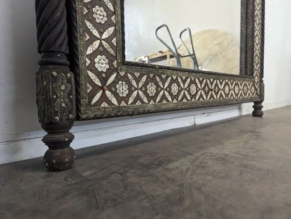 Miroir orientaliste avec incrustations d'os et cabochons de pierres dures