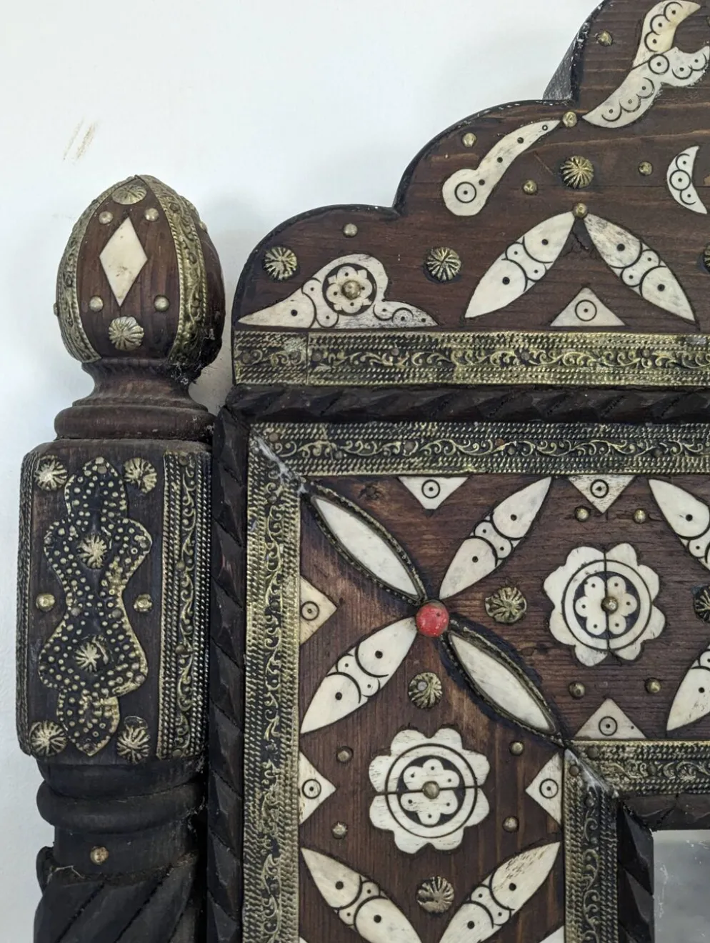 Miroir orientaliste avec incrustations d'os et cabochons de pierres dures