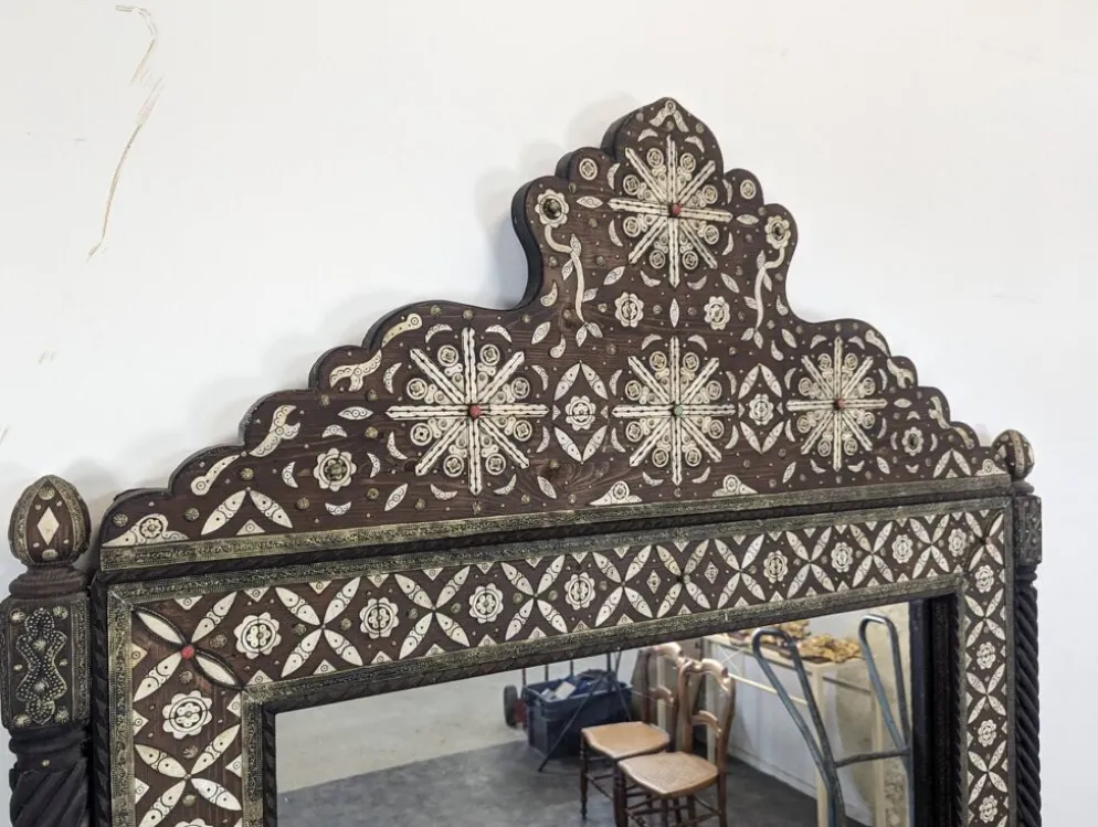 Miroir orientaliste avec incrustations d'os et cabochons de pierres dures