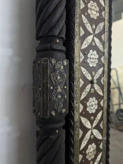 Miroir orientaliste avec incrustations d'os et cabochons de pierres dures