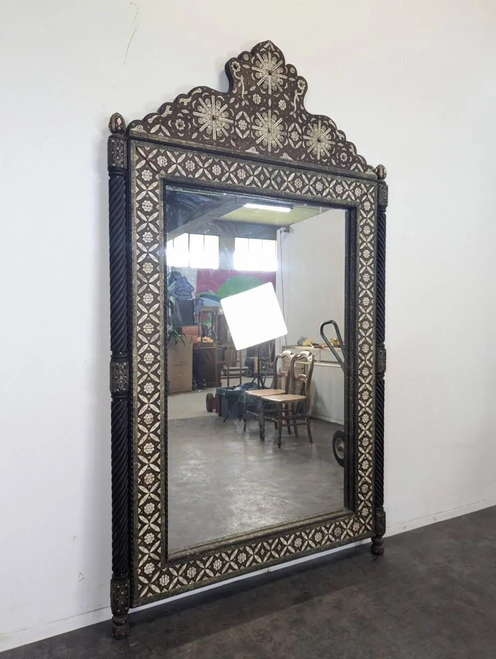 Miroir orientaliste avec incrustations d'os et cabochons de pierres dures