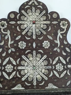 Miroir orientaliste avec incrustations d'os et cabochons de pierres dures