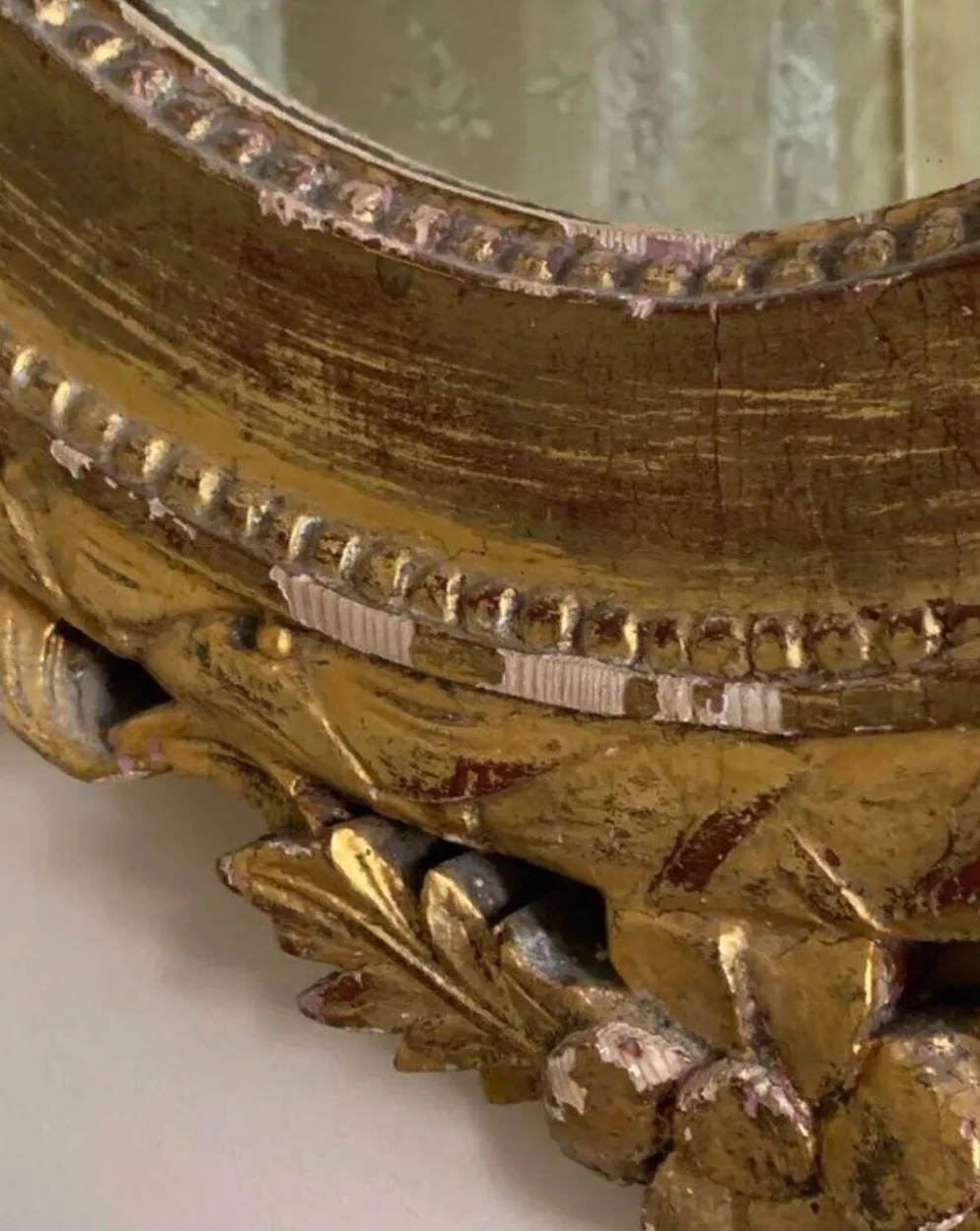 Miroir ovale ancien à la feuille d'or – Fronton nœud & motifs floraux style