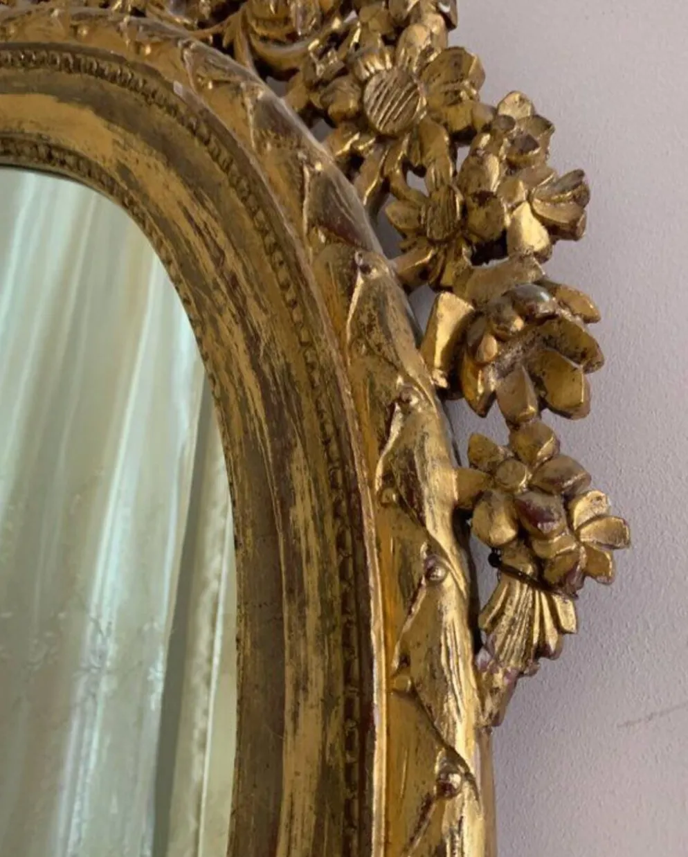 Miroir ovale ancien à la feuille d'or – Fronton nœud & motifs floraux style