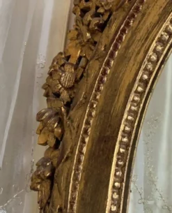 Miroir ovale ancien à la feuille d'or – Fronton nœud & motifs floraux style