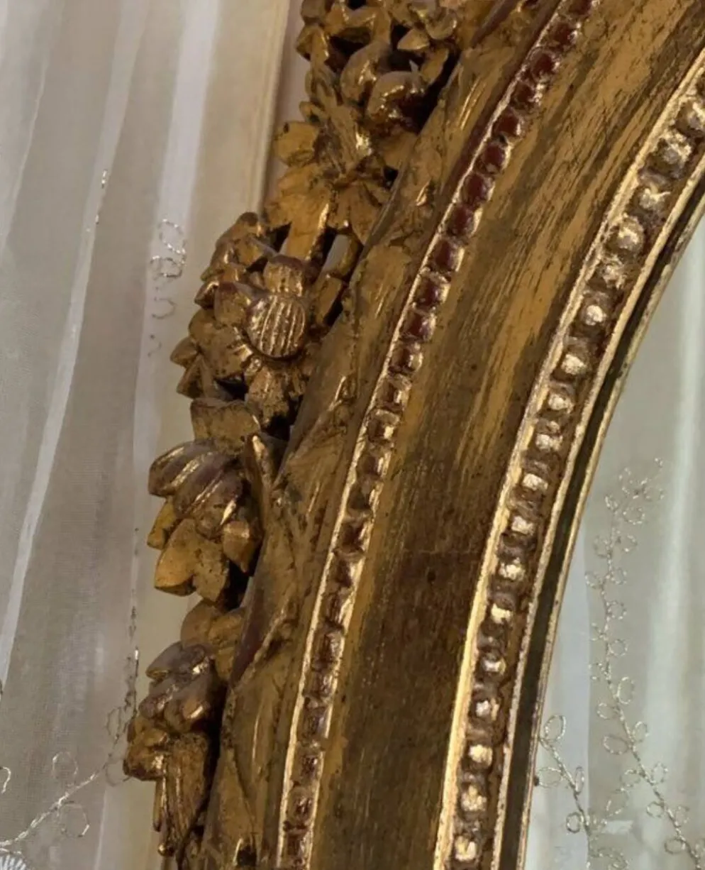 Miroir ovale ancien à la feuille d'or – Fronton nœud & motifs floraux style