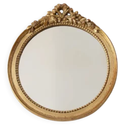 Miroir ovale en bois doré avec un fronton floral de style rococo, milieu du 20e siècle
