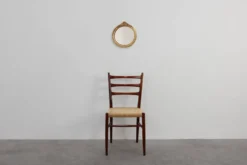 Miroir ovale en bois doré avec un fronton floral de style rococo, milieu du 20e siècle