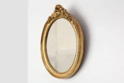 Miroir ovale en bois doré avec un fronton floral de style rococo, milieu du 20e siècle