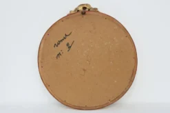 Miroir ovale en bois doré avec un fronton floral de style rococo, milieu du 20e siècle