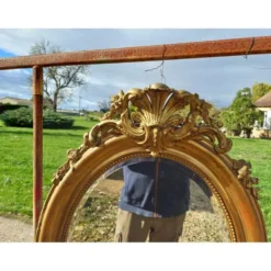 Miroir ovale en bois et stuc doré 19ème