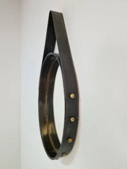 Miroir ovale en cuir florentin en laiton par Jacques Adnet, années 1960