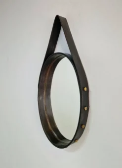 Miroir ovale en cuir florentin en laiton par Jacques Adnet, années 1960