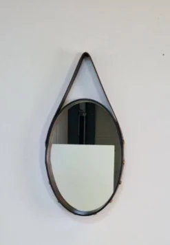 Miroir ovale en cuir florentin en laiton par Jacques Adnet, années 1960