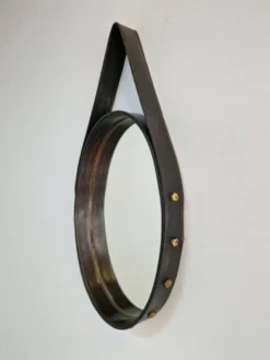 Miroir ovale en cuir florentin en laiton par Jacques Adnet, années 1960