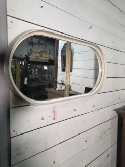 Miroir ovale en laqué blanc des années 70