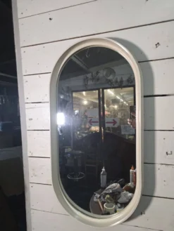 Miroir ovale en laqué blanc des années 70