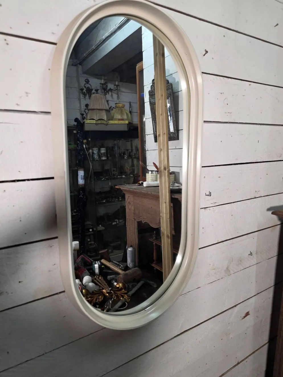 Miroir ovale en laqué blanc des années 70