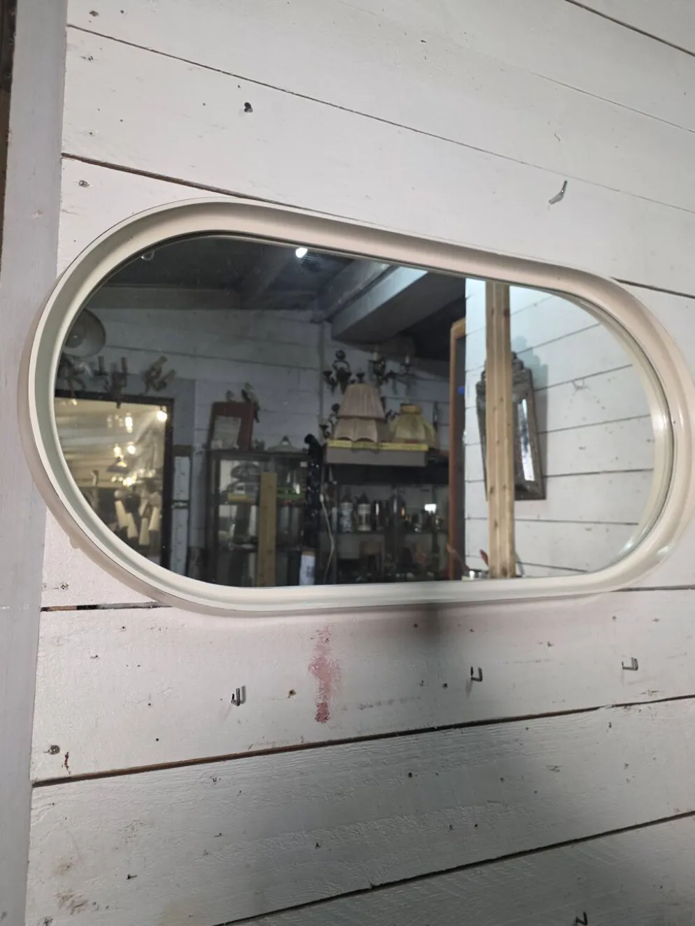 Miroir ovale en laqué blanc des années 70