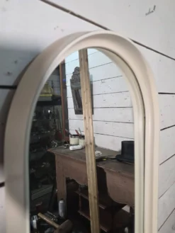 Miroir ovale en laqué blanc des années 70