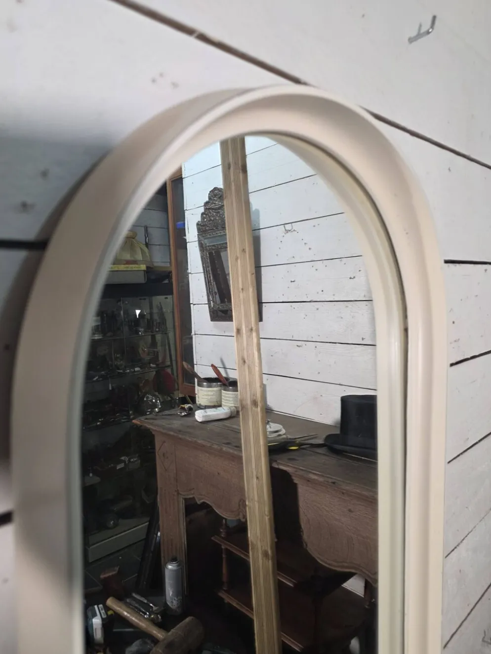 Miroir ovale en laqué blanc des années 70