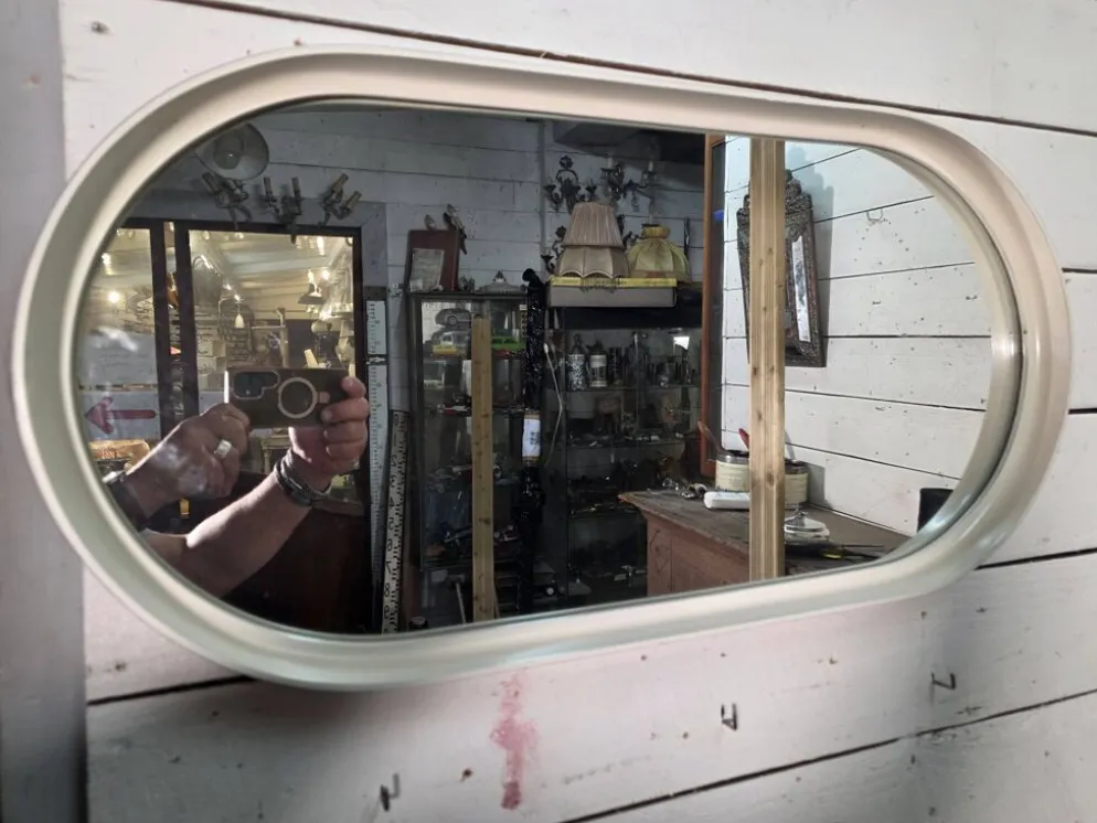 Miroir ovale en laqué blanc des années 70